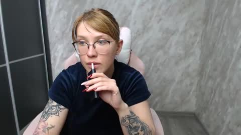 Snapshot of reginasmilee chatting on 02.22.25 Regina online show from 02.22.25