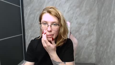 Snapshot of reginasmilee chatting on 02.23.25 Regina online show from 02.23.25