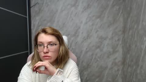 Snapshot of reginasmilee chatting on 02.23.25 Regina online show from 02.23.25