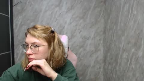 Snapshot of reginasmilee chatting on 02.24.25 Regina online show from 02.24.25