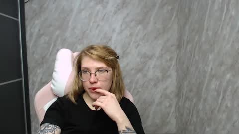 Snapshot of reginasmilee chatting on 02.24.25 Regina online show from 02.24.25