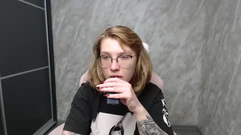 Snapshot of reginasmilee chatting on 02.26.25 Regina online show from 02.26.25