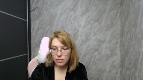 Snapshot of reginasmilee chatting on 02.27.25 Regina online show from 02.27.25