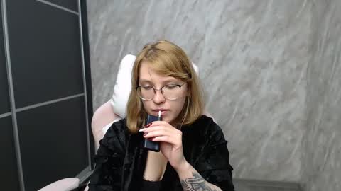 Snapshot of reginasmilee chatting on 02.27.25 Regina online show from 02.27.25