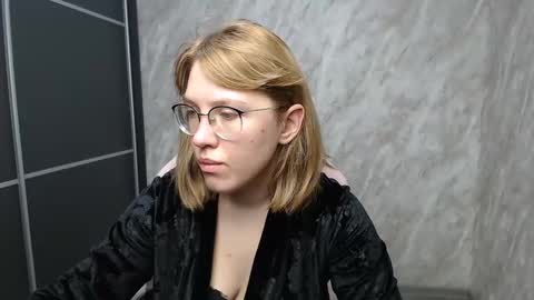 Snapshot of reginasmilee chatting on 02.28.25 Regina online show from 02.28.25