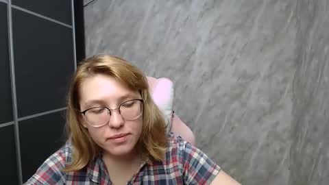 Snapshot of reginasmilee chatting on 03.02.25 Regina online show from 03.02.25