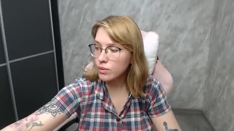 Snapshot of reginasmilee chatting on 03.02.25 Regina online show from 03.02.25