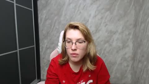 Snapshot of reginasmilee chatting on 03.02.25 Regina online show from 03.02.25