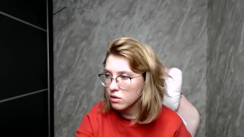 Snapshot of reginasmilee chatting on 03.05.25 Regina online show from 03.05.25