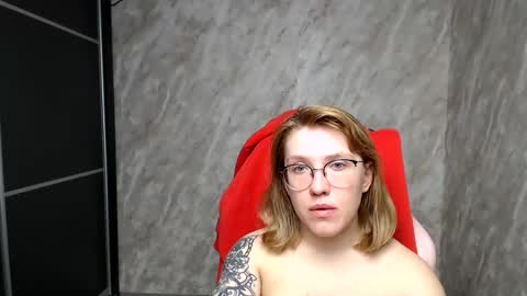 Snapshot of reginasmilee chatting on 03.05.25 Regina online show from 03.05.25