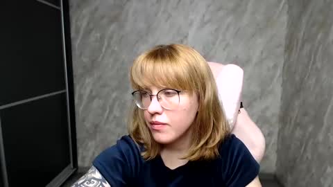 Snapshot of reginasmilee chatting on 03.05.25 Regina online show from 03.05.25