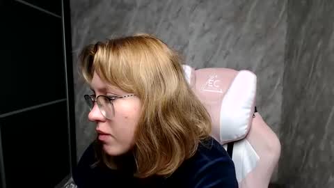 Snapshot of reginasmilee chatting on 03.06.25 Regina online show from 03.06.25