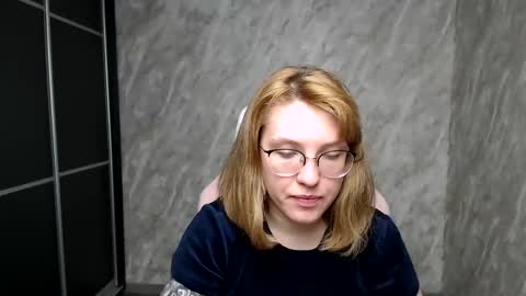 Snapshot of reginasmilee chatting on 03.06.25 Regina online show from 03.06.25