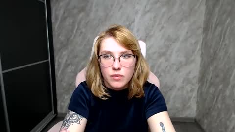 Snapshot of reginasmilee chatting on 03.06.25 Regina online show from 03.06.25