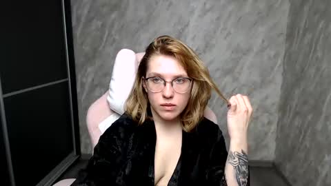 Snapshot of reginasmilee chatting on 03.07.25 Regina online show from 03.07.25