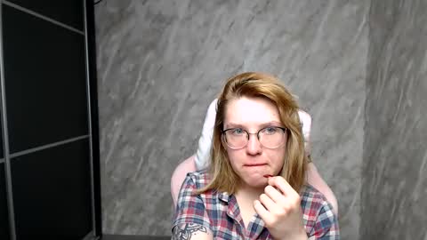 Snapshot of reginasmilee chatting on 03.09.25 Regina online show from 03.09.25