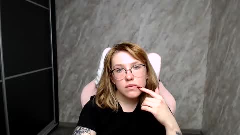 Snapshot of reginasmilee chatting on 03.09.25 Regina online show from 03.09.25