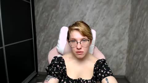 Snapshot of reginasmilee chatting on 03.10.25 Regina online show from 03.10.25