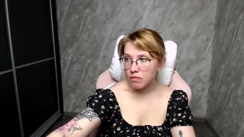 Snapshot of reginasmilee chatting on 03.10.25 Regina online show from 03.10.25