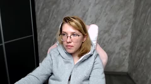 Snapshot of reginasmilee chatting on 03.11.25 Regina online show from 03.11.25