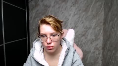 Snapshot of reginasmilee chatting on 03.12.25 Regina online show from 03.12.25