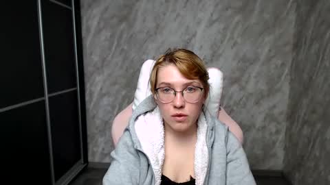 Snapshot of reginasmilee chatting on 03.12.25 Regina online show from 03.12.25