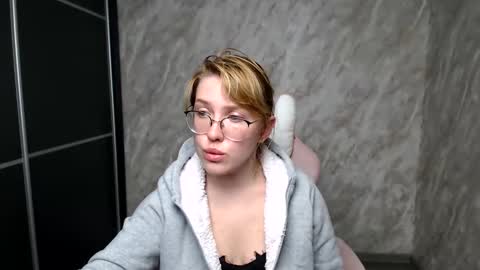 Snapshot of reginasmilee chatting on 03.12.25 Regina online show from 03.12.25