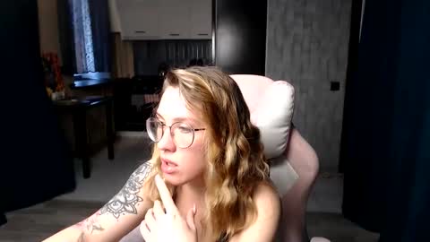 Snapshot of reginasmilee chatting on 09.11.25 Regina online show from 09.11.25