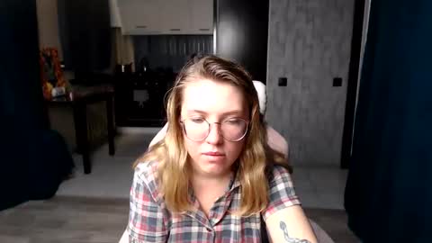 Snapshot of reginasmilee chatting on 09.11.25 Regina online show from 09.11.25