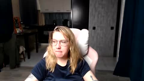 Snapshot of reginasmilee chatting on 09.16.25 Regina online show from 09.16.25