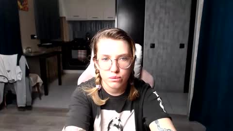 Snapshot of reginasmilee chatting on 09.18.25 Regina online show from 09.18.25