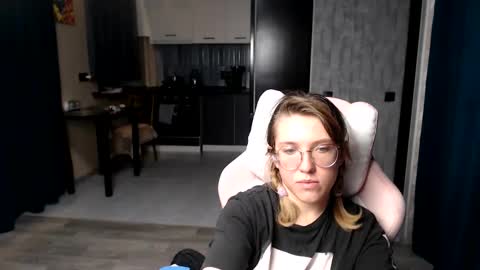 Snapshot of reginasmilee chatting on 09.19.25 Regina online show from 09.19.25