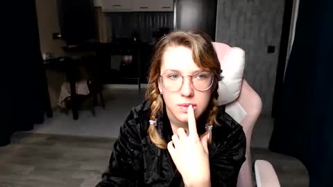 Snapshot of reginasmilee chatting on 09.21.25 Regina online show from 09.21.25