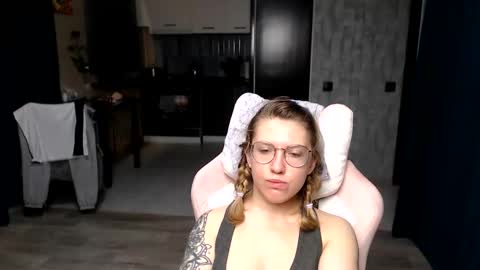 Snapshot of reginasmilee chatting on 09.24.25 Regina online show from 09.24.25