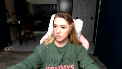 Snapshot of reginasmilee chatting on 09.28.25 Regina online show from 09.28.25