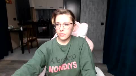 Snapshot of reginasmilee chatting on 09.28.25 Regina online show from 09.28.25