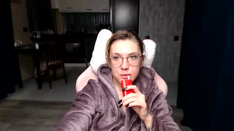 Snapshot of reginasmilee chatting on 09.29.25 Regina online show from 09.29.25