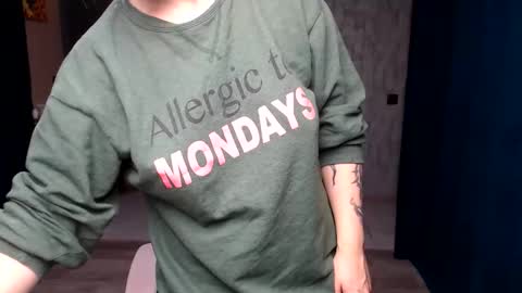 Snapshot of reginasmilee chatting on 09.30.25 Regina online show from 09.30.25