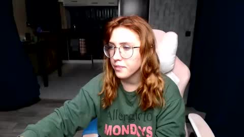 Snapshot of reginasmilee chatting on 10.17.25 Regina online show from 10.17.25