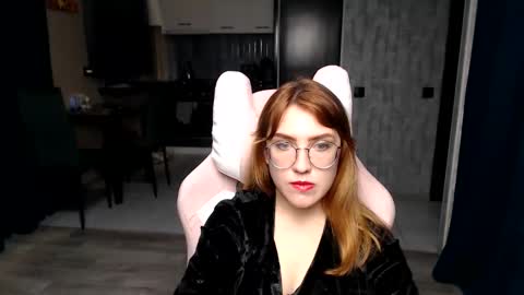 Snapshot of reginasmilee chatting on 11.12.25 Regina online show from 11.12.25