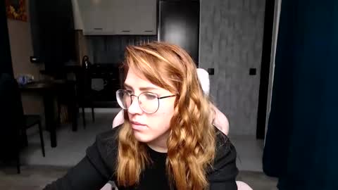 Snapshot of reginasmilee chatting on 11.18.25 Regina online show from 11.18.25