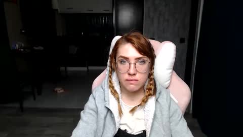 Snapshot of reginasmilee chatting on 11.20.25 Regina online show from 11.20.25