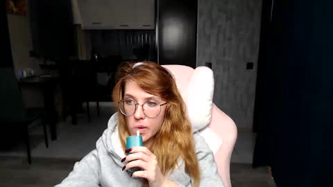 Snapshot of reginasmilee chatting on 11.20.25 Regina online show from 11.20.25