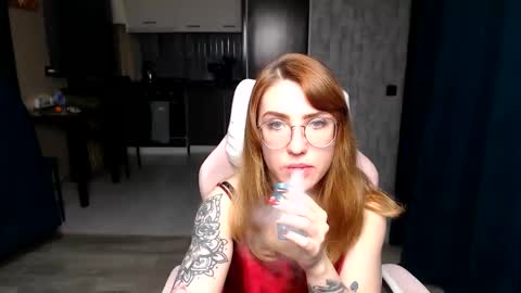 Snapshot of reginasmilee chatting on 11.23.25 Regina online show from 11.23.25