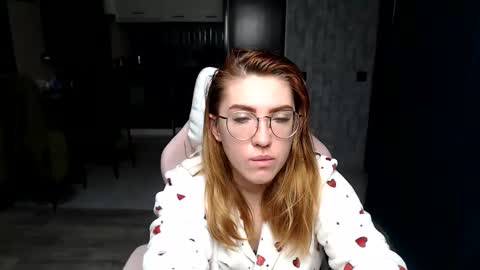 Snapshot of reginasmilee chatting on 11.25.25 Regina online show from 11.25.25