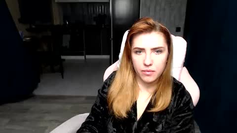 Snapshot of reginasmilee chatting on 11.28.25 Regina online show from 11.28.25