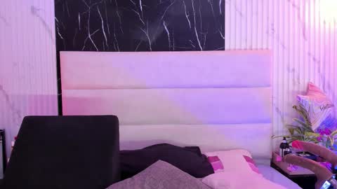 reginavegaa online show from 09.30.25