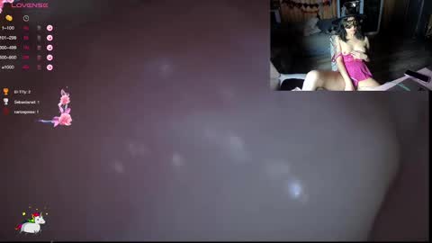 Snapshot of reinacatchile chatting on 10.25.25 Reinacatchile online show from 10.25.25