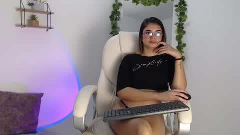 Snapshot of rem_evans chatting on 12.08.24 Erika online show from 12.08.24