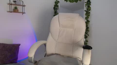 Snapshot of rem_evans chatting on 12.11.24 Erika online show from 12.11.24